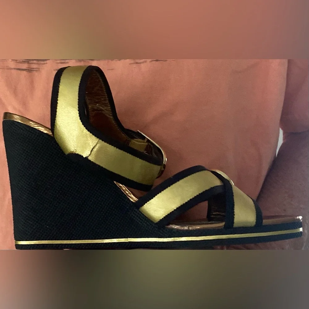 BETSEY JOHNSON… WOMENS Chic Gold and Black Wedge Sandals